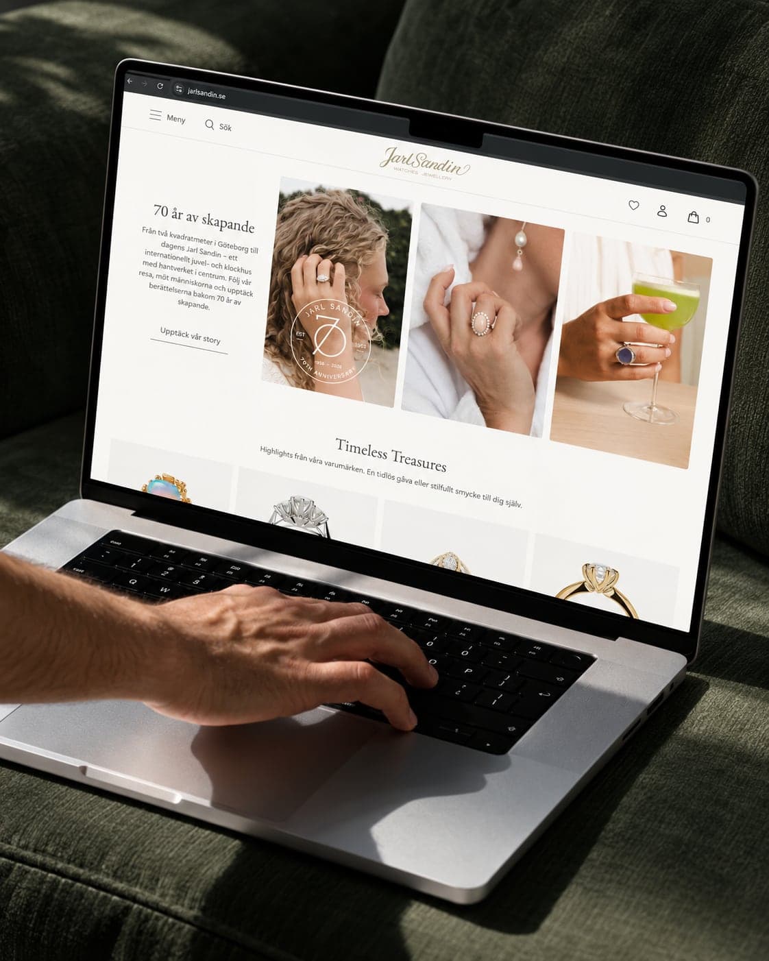 En färdig hemsida byggd av PolarWeb, öppen på en laptop